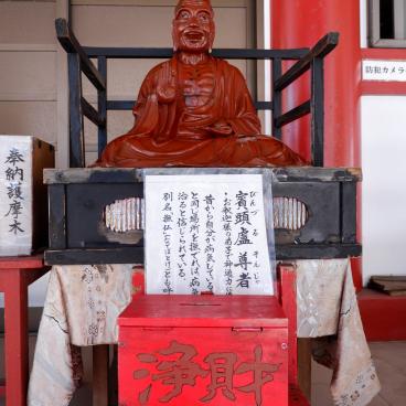 Kosen-ji (Kusatsu), statue bouddhiste devant le pavillon principal du temple