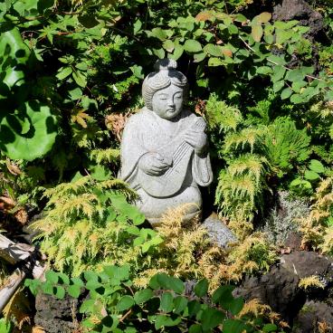 Hase-dera (Kamakura), statue de Benzaiten jouant du biwa dans les jardins du temple