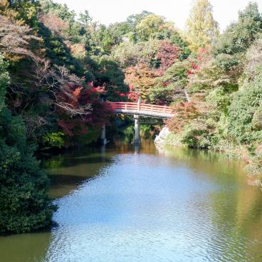 Takaoka (Toyama), parc du château, douves et pont vermillon