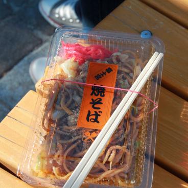 Barquette de nouilles sautées Yakisoba d'un stand de nourriture ambulant au Japon