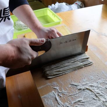 Couteau Soba Kiri pour la découpe de nouilles Soba lors d'un atelier de fabrication artisanale