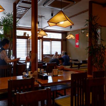 Salle de restaurant japonais qui sert des nouilles à Kamakura