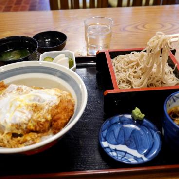 Menu nouilles Zaru-soba froides et Donburi Katsudon (riz et porc pané Tonkatsu) 