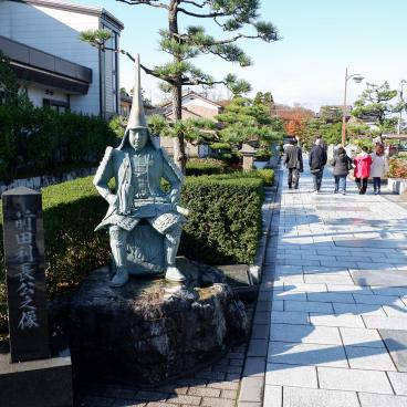 Zuiryu-ji (Takaoka), statue de Maeda Toshinaga sur le chemin vers le temple