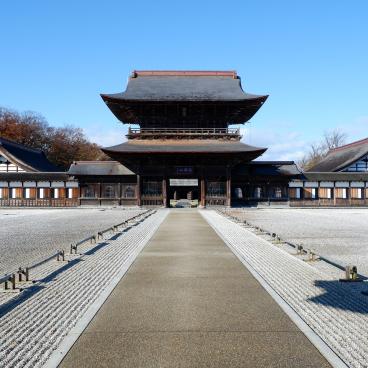 Zuiryu-ji (Takaoka), porte Sanmon du temple et jardin sec