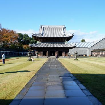 Zuiryu-ji (Takaoka), pavillon central Butsuden et gazon