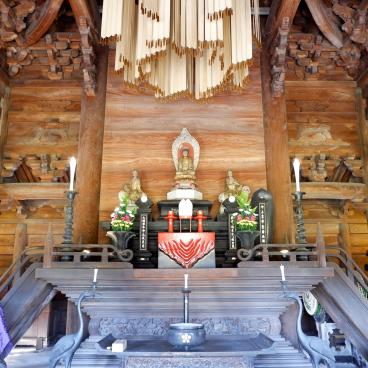 Zuiryu-ji (Takaoka), autel bouddhiste à l'intérieur du pavillon Butsuden