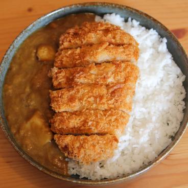 Katsu-kare, assiette de riz au curry japonais avec porc pané tonkatsu