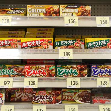 Rayons de supermarché de curry japonais
