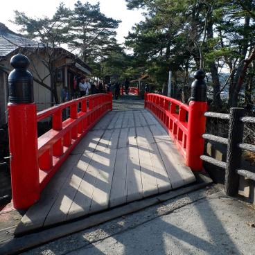 Matsushima, pont rouge pour visiter le temple Godaido