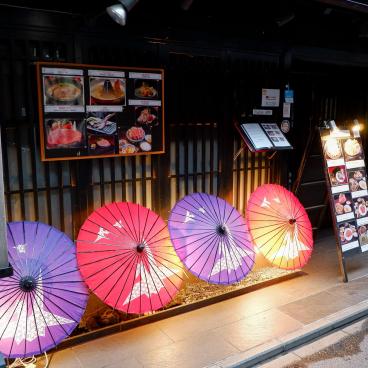 Pontocho (Kyoto), parapluies japonais éclairés en devanture d'un restaurant de grillades de viande