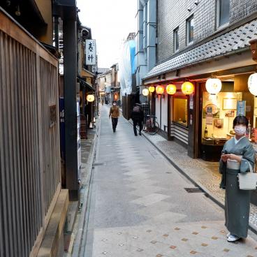Pontocho (Kyoto), allée rénovée en 2021 (fils électriques enterrés et revêtement pavé) 4