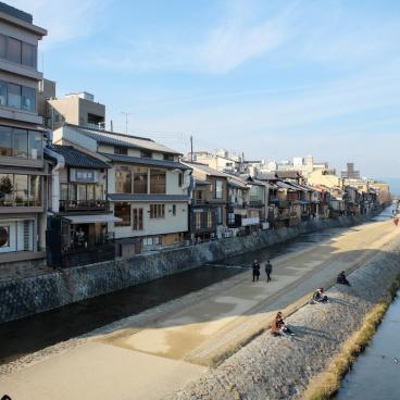 Pontocho (Kyoto), vue sur les façades des restaurants côté terrasse et avec vue sur Kamo-gawa