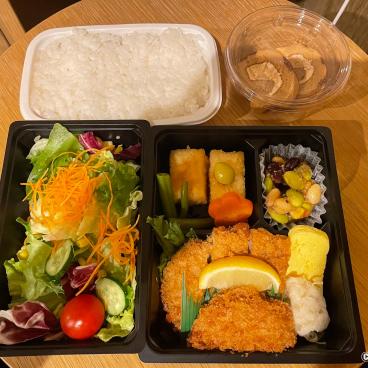 Quarantaine au Japon en période de Coronavirus, plateau-repas froid de type bento