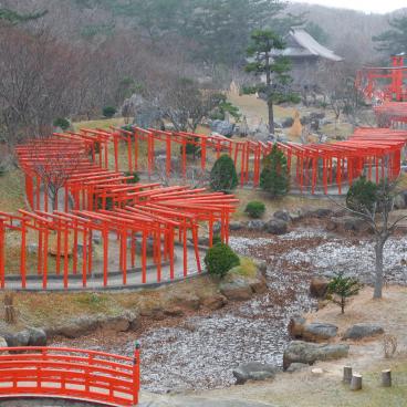 Takayama Inari-jinja (Aomori), tunnel Senbon-Torii et végétation du site en hiver