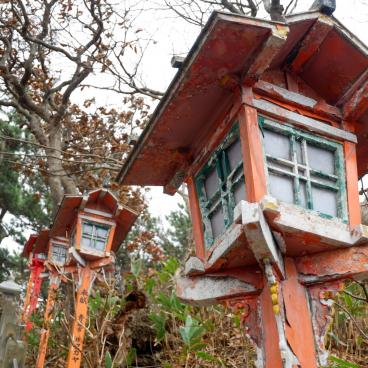 Takayama Inari-jinja (Aomori), lanternes en bois vermillons