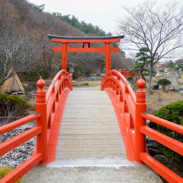 Takayama Inari-jinja (Aomori), pont japonais vermillon à l'entrée du tunnel de Torii