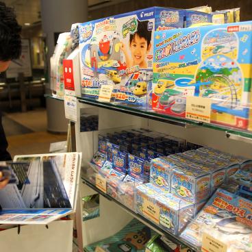 Gare de Tokyo, boutique Trainiart dédiée à l'univers ferroviaire