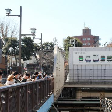 Gare de Nippori (Tokyo), Densha Otaku depuis le pont Shimogoindenhashi