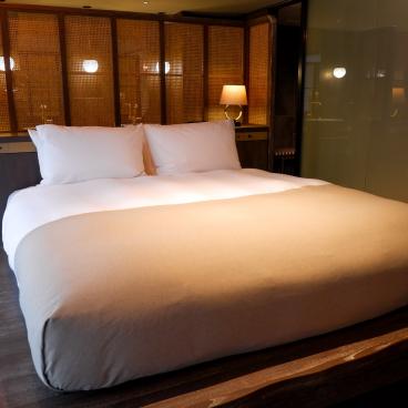 Good Nature Hotel (Kyoto), coin literie de la chambre de luxe Higashiyama Terrace Suite