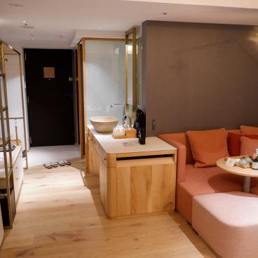 Good Nature Hotel (Kyoto), entrée et coin salon de la chambre Superior Twin