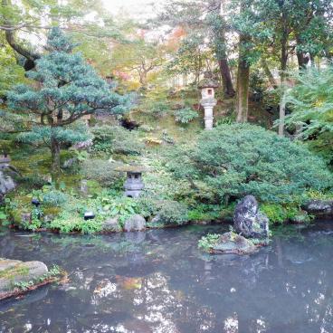 Gyokusen-en (Kanazawa), vue sur le jardin japonais et son plan d'eau