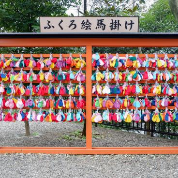 Hikawa-jinja (Saitama), présentoir à amulettes Omamori