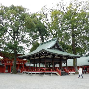 Hikawa-jinja (Saitama), esplanade principale avec le pavillon Maiden et la porte Romon
