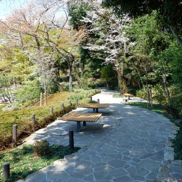 Jardin de Shin-Edogawa (Tokyo), bancs pour la contemplation