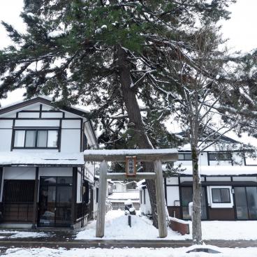 Kakunodate (Akita), porte shinto Torii entre deux maisons sous la neige