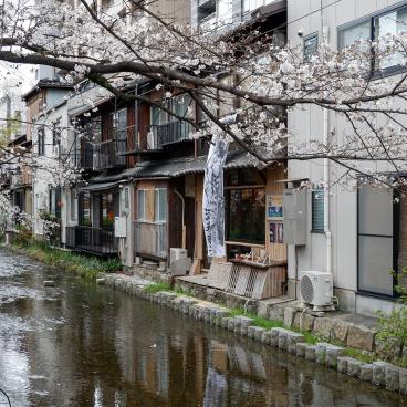 Kiyamachi-dori (Kyoto), vue sur les établissements au bord de la rivière