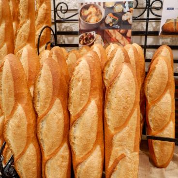 Sous-sol alimentaire Depachika à Ikebukuro (Tokyo), baguettes d'une boulangerie française
