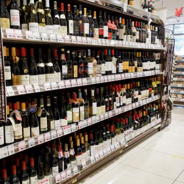 Supermarché à Oji (Tokyo), rayon de vins français