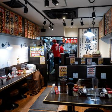 Ichikakuya (Akihabara, Tokyo), salle et cuisine du restaurant de Ramen