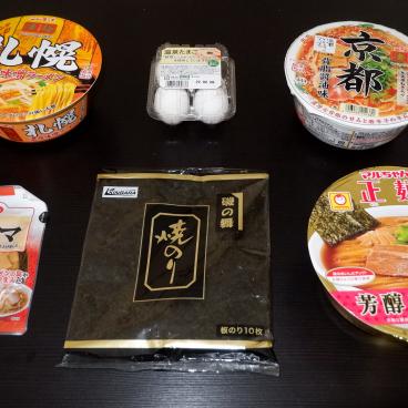 Bols instantanés de Shoyu et Miso Ramen avec accompagnements (algues Nori, œufs et pousses de bambous)