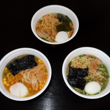 Bols instantanés de Shoyu et Miso Ramen avec accompagnements (algues Nori, œufs et pousses de bambous) 2