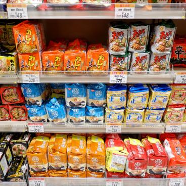 Rayons de Ramen instantanés au supermarché japonais 2