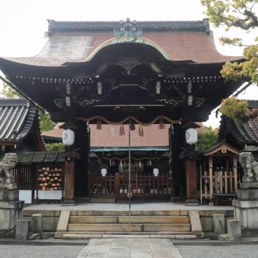 Rokusonno-jinja (Kyoto), porte Karamon vers l'esplanade principale du sanctuaire