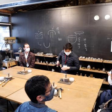 Seikado (Kyoto), atelier de fabrication d'un objet en étain
