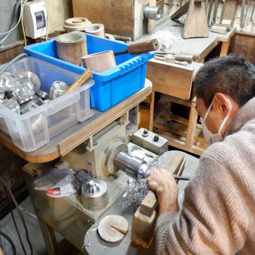 Seikado (Kyoto), démonstration pour la fabrication d'un objet en étain 2