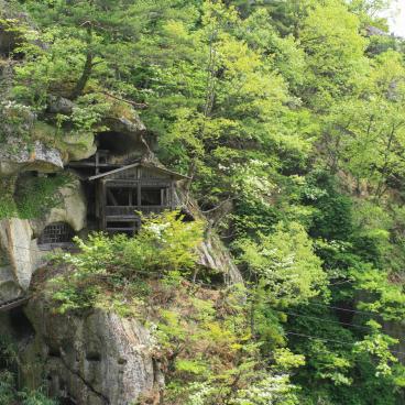 Yamadera, vue sur le pavillon Tainaido perché à flanc de montagne