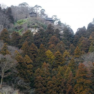 Yamadera, vue sur les pavillons Godaido, Kaisando et Nokyodo depuis le bas de la montagne