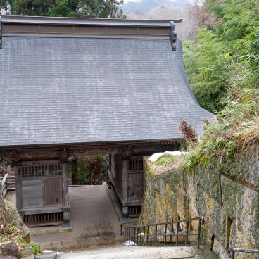 Yamadera, vue arrière de la porte Niomon du temple