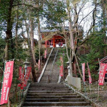Bishamon-do (Kyoto), escalier vers la porte Niomon à l'entrée du temple