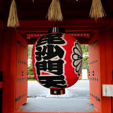 Bishamon-do (Kyoto), grosse lanterne de la porte Niomon