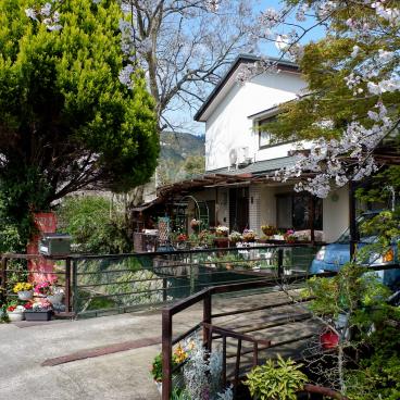 Canal Yamashina du Lac Biwa (Kyoto), maison fleurie au bord de la rivière Ansho-ji