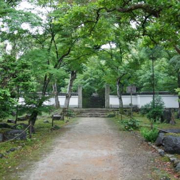 Joju-ji (Kyoto), entrée du temple avec la porte Sanmon encadrée par les érables