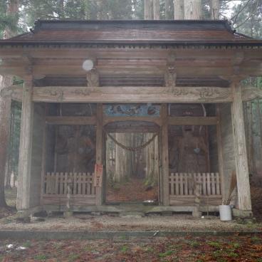 Kinpo-jinja (Akita), porte Nio-mon du sanctuaire