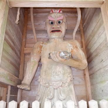 Kinpo-jinja (Akita), sculpture en bois d'un gardien Nio dans la porte Nio-mon