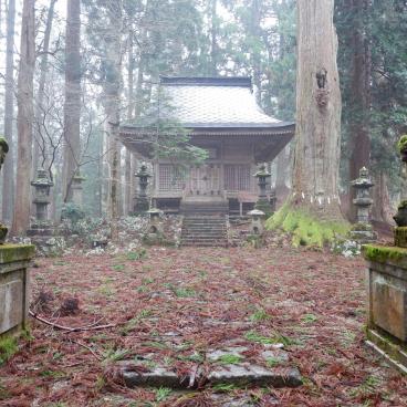 Kinpo-jinja (Akita), statues Komainu et pavillon principal du sanctuaire